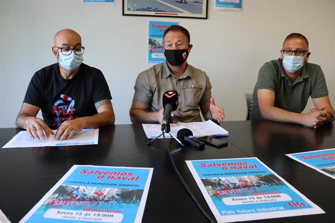 El secretario xeral de CIG, acompañado por el secretario comarcal y el delegado sindical, comparece en rueda de prensa