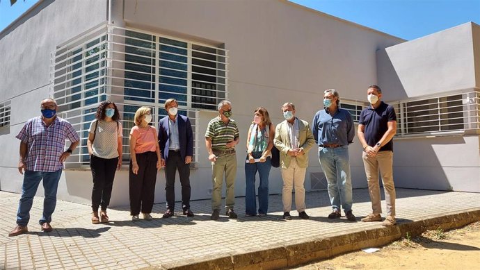 Repullo y Botella con autoridades municipales en la visita al Centro de Salud de Villa del Río.