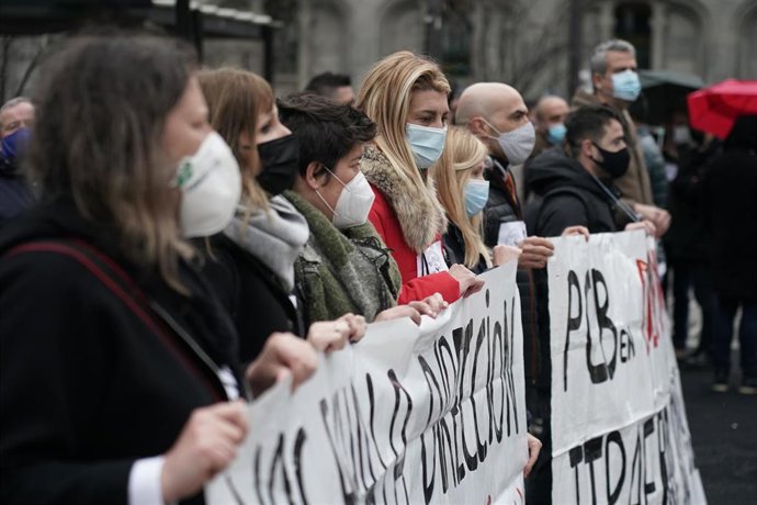 Archivo - Varias personas sujetan una pancarta durante una concentración de los trabajadores de PCB, perteneciente al grupo ITP Aero Castings 