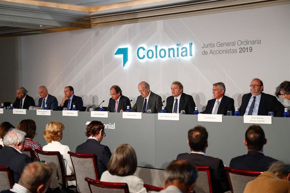 Archivo - El consejero delegado de la Inmobiliaria Colonial, Pere Viñolas (4i), y el presidente de la Inmobiliaria Colonial Socimi, Juan José Brugera (5i), durante la junta general de accionistas de la compañía en el Hotel Villa Magna de Madrid.