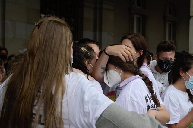 Los amigos de Samuel durante una manifestación para condenar el asesinato del joven de 24 años el pasado sábado en A Coruña debido a una paliza, a 5 de julio de 2021, en A Coruña, Galicia, (España). Bajo el lema, #JusticiaParaSamuel, los asistentes quiere