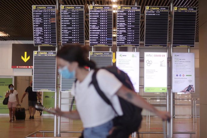 Una mujer camina con su equipaje en la terminal T1 del Aeropuerto de Madrid - Barajas Adolfo Suárez.