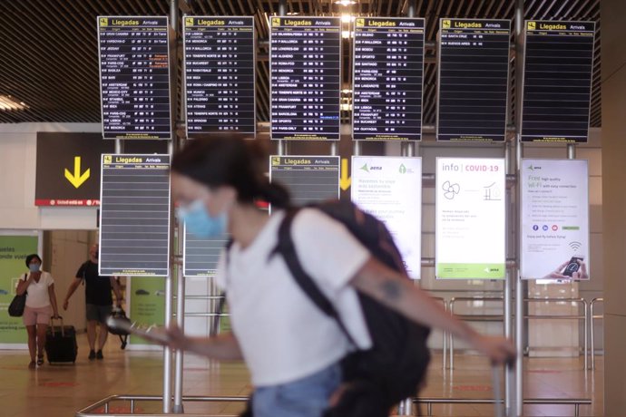 Una mujer camina con su equipaje en la terminal T1 del Aeropuerto de Madrid - Barajas Adolfo Suárez, a 8 de julio de 2021, en Madrid (España). El secretario de Estado de Asuntos Europeos de Francia ha desaconsejado este jueves a los ciudadanos franceses