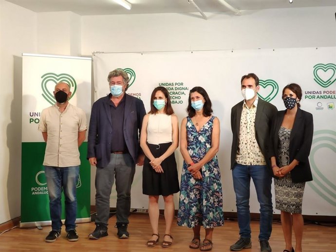 Imagen de la secretaria general de Podemos, Ione Belarra, el coordinador de IU en Andalucía, Toni Varelo, y su homólogo en Alianza Verde, Juantxo López de Uralde, tras participar en la mesa confederal de Unidas Podemos por Andalucía.