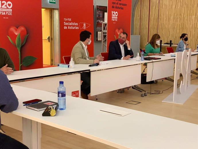 Adrián Barbón y Gonzalo Caballero durante la Comisión Ejecutiva de la FSA-PSOE