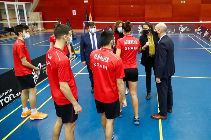 Archivo - Clara Azurmendi y otros jugadores españoles de bádminton en la visita de la secretaria de Estado para el deporte, Irene Lozano, en 2020