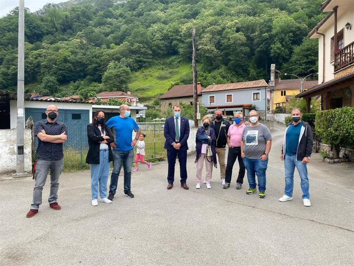 El portavoz de Foro, Adrián Pumares, se reúne con vecinos de La Pereda, Mieres