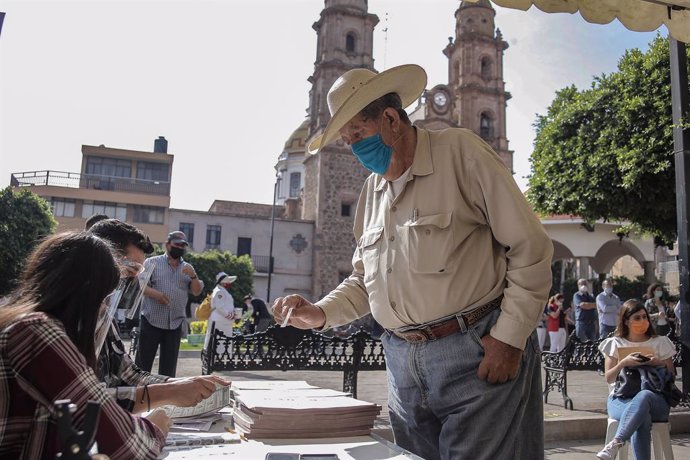 Un ciudadano acude a votar en las pasadas elecciones locales del 6 de junio en México.