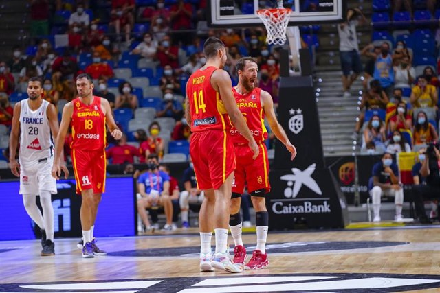 Ricky Rubio y Willy Hernangómez celebran una canasta ante Francia