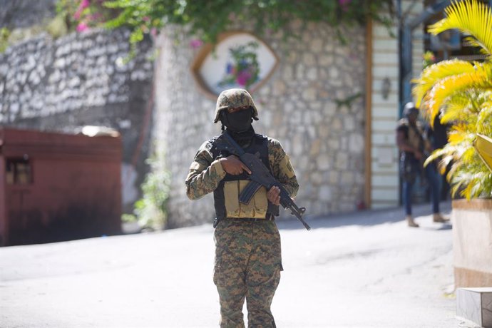 Un soldado frente a la residencia del asesinado presidente haitiano, Jovenel Moise