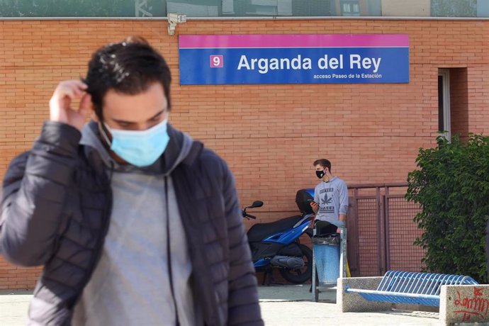 Archivo - Un joven camina por las inmediaciones de la estación de metro de Arganda del Rey, Madrid.