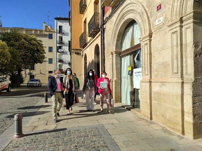 La consejera de Salud, con su equipo, a su llegada a la Casa de los Periodistas