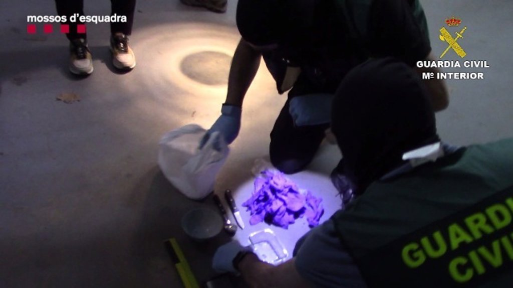 La Guardia Civil y Mossos d'Esquadra detienen a 29 personas con más de un millón y medio de euros en droga y dinero - Vimarsana News