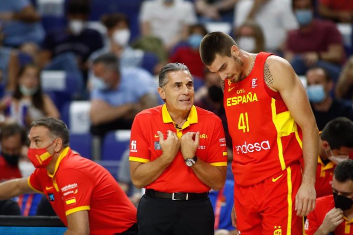 El seleccionador español de baloncesto, Sergio Scariolo, charla con Juancho Hernángomez , baja por lesión para los Juegos de Tokyo 2020. 