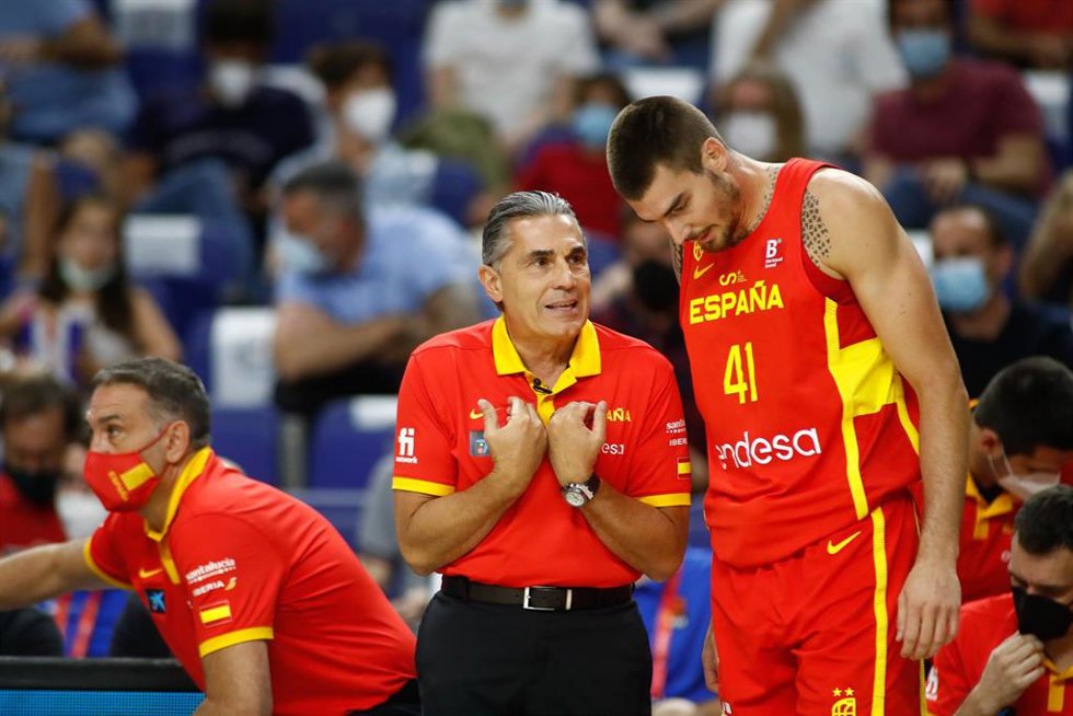 El seleccionador español de baloncesto, Sergio Scariolo, charla con Juancho Hernángomez , baja por lesión para los Juegos de Tokyo 2020.