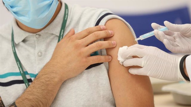 Una persona se vacuna en el punto de vacunación puesto en marcha por El Corte Inglés contra el Covid-19 dirigido a la población general