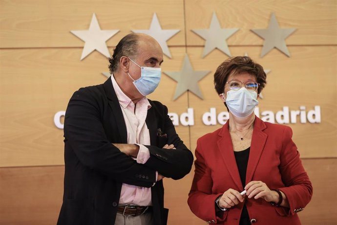 El viceconsejero de Salud Pública de la Comunidad de Madrid, Antonio Zapatero; y la directora general de Salud Pública, Elena Andradas.