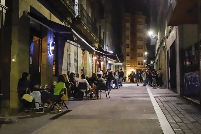Varias terrazas con clientes en Vigo.