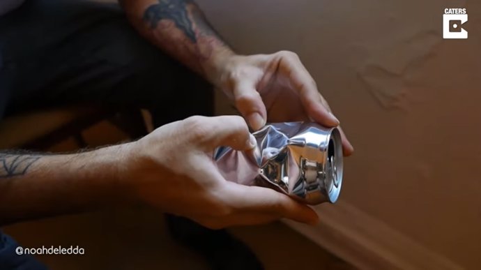 Conoce a Noah Deledda, el artista que transforma una lata vacía en una asombrosa escultura de aluminio