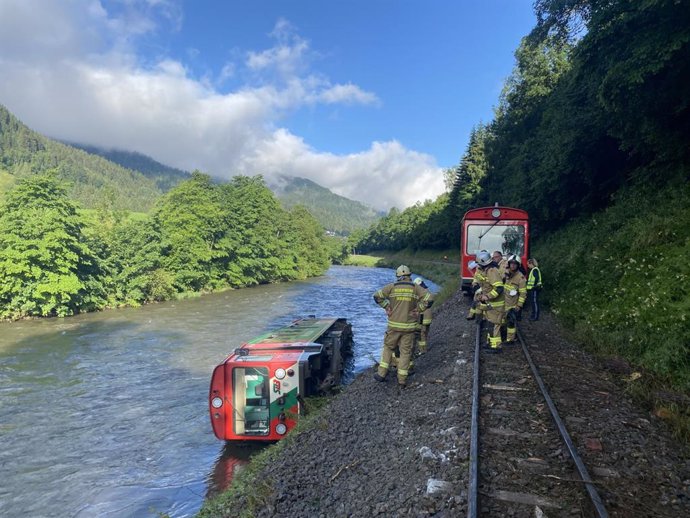 HANDOUT - 09 July 2021, Austria, Ramingstein: A carriage of a regional train lies in the Mur River after a train with dozens of children and teenagers on board derailed in Austria and plunged into a river. According to the Red Cross, more than a dozen p