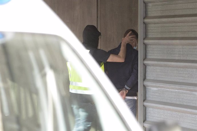 Un agente lleva arrestado a uno de los acusados para declarar como presunto autor de la paliza que causó la muerte a Samuel Luiz en A Coruña el pasado 3 de julio, a 9 de julio de 2021, en A Coruña, Galicia, (España). Por el momento hay cuatro detenidos 