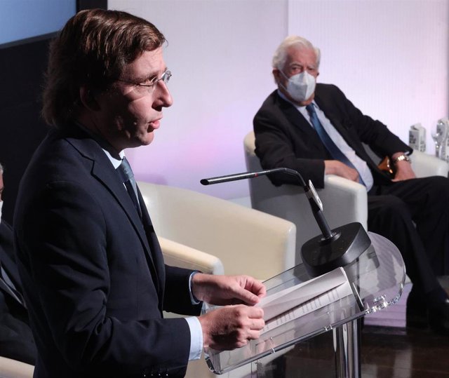 El presidente de la Fundación Internacional para la Libertad, Mario Vargas Llosa, observa la intervención del alcalde de Madrid, José Luis Martínez-Almeida.