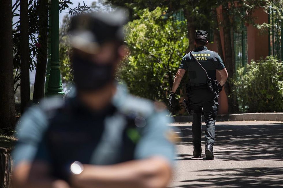 Dos agentes de Guardia Civil