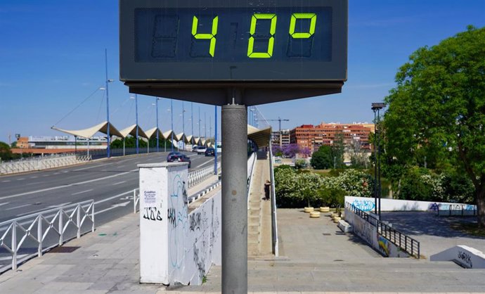 Archivo - Un termómetro en la vía pública marca 40 grados.