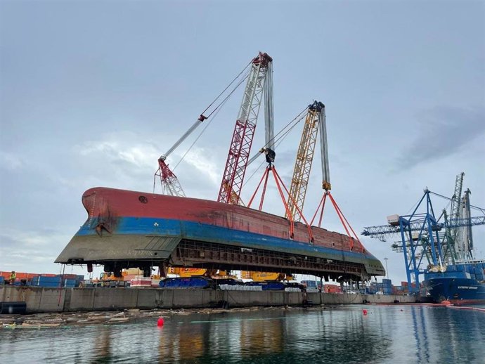 Imagen del buque mientras era izado