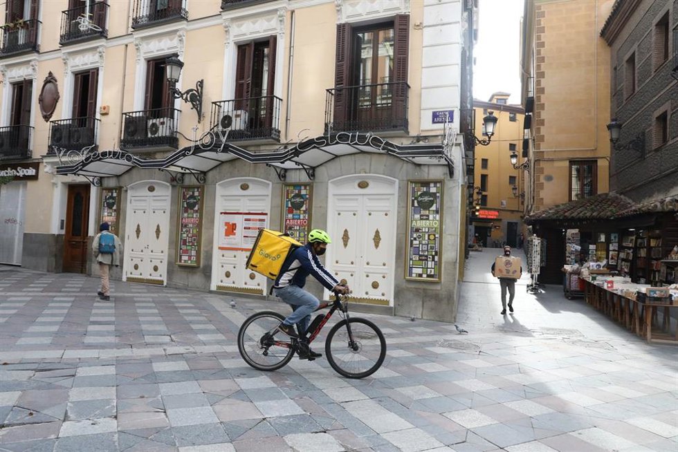 Archivo - Imagen de un repartidor a domicilio en las calles de Madrid