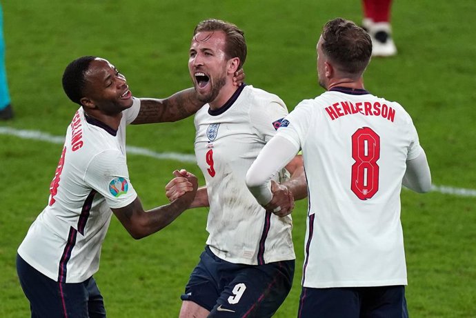 Raheem Sterling, Harry Kane y Jordan Henderson celebran un gol en el Inglaterra-Dinamarca