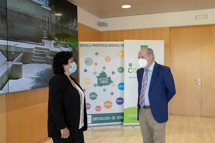 La alcaldesa del municipio sevillano de La Luisiana, María del Valle Espinosa, y el presidente de la Diputación de Sevilla, Fernando Rodríguez Villalobos
