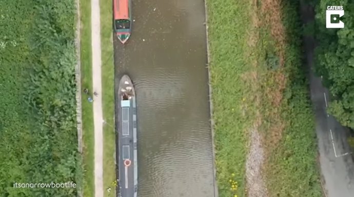 Una pareja de Reino Unido lo deja todo y se muda a vivir a un barco de 15 metros cuadrados