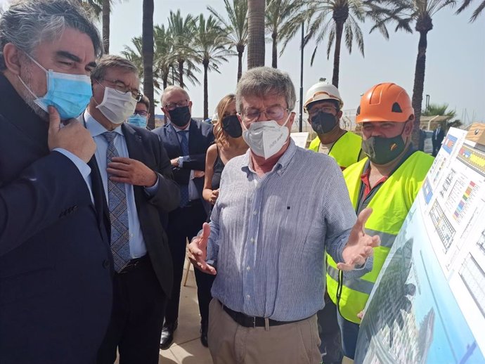 Rodríguez Uribes visita las obras en el BIC del Cable Inglés, en Almería