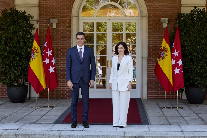 El presidente del Gobierno, Pedro Sánchez, recibe a la presidenta de la Comunidad de Madrid, Isabel Díaz Ayuso, a 9 de julio de 2021, en el Palacio de la Moncloa.