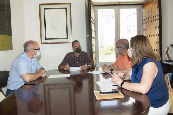 Mario Fernández reunidon con el Ayuntamiento de Los Barrios