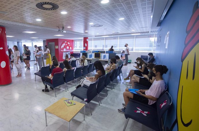 Jóvenes esperan para recibir la vacuna contra el Covid-19 en el dispositivo puesto en marcha en el Hospital de La Paz, a 7 de julio de 2021