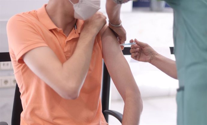 Un estudiante del próximo Erasmus recibe la vacuna contra la COVID-19 en el dispositivo puesto en marcha en el Colegio Oficial de Médicos de Madrid, a 7 de julio de 2021, en Madrid, (España).