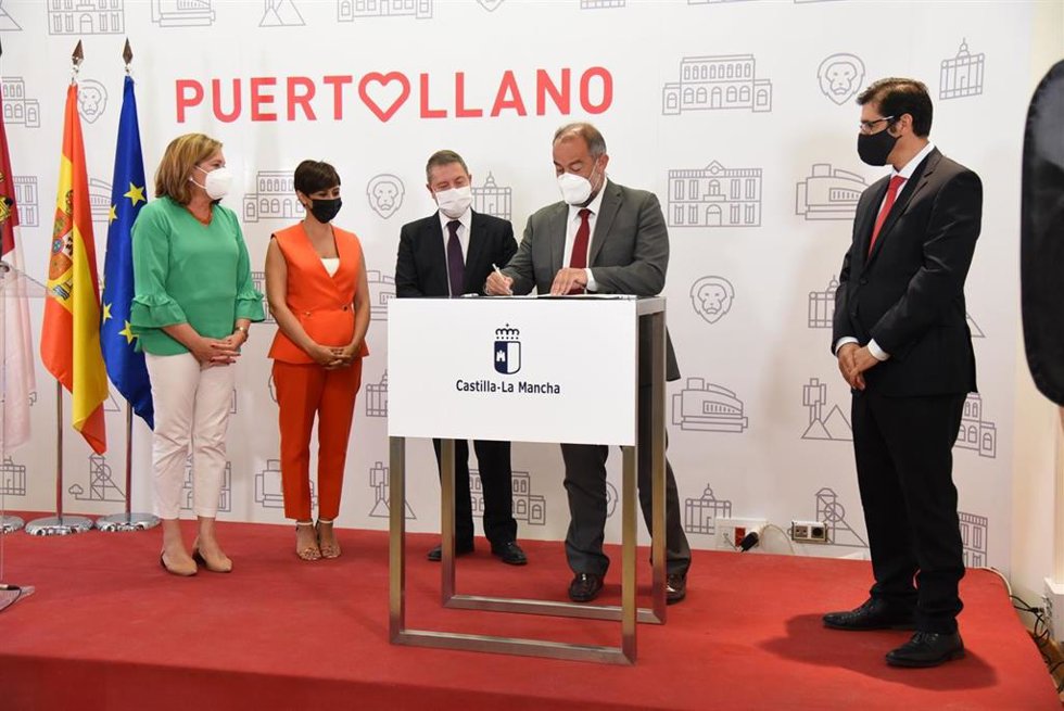 El jefe del Ejecutivo regional, Emiliano García-Page, firma, en el Museo Cristina García Rodero, dos protocolos de colaboración con la Universidad de Castilla-La Mancha