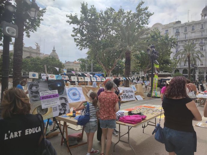 Profesores de dibujo protestan en la plaza del Ayuntamiento de Valncia