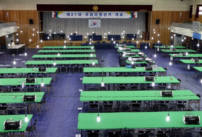 Archivo - Imagen de archivo de un centro de votación en Corea del Sur.