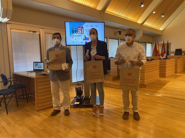 La alcaldesa, Eva María Masías, el presidente del Impefe, Pedro Maroto, y el representante de la Cámara de Comercio, José María Cabanes.