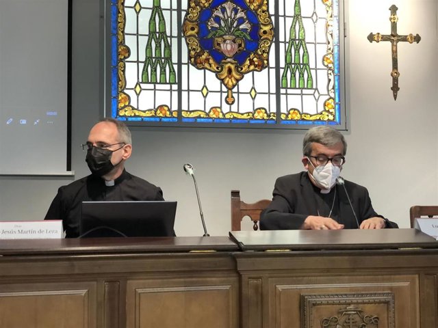 El presidente de Cáritas de Castilla y León, Jesús Martín de Lera (izquierda), comparece junto al obispo auxiliar de Valladolid, Luis Argüello (derecha).