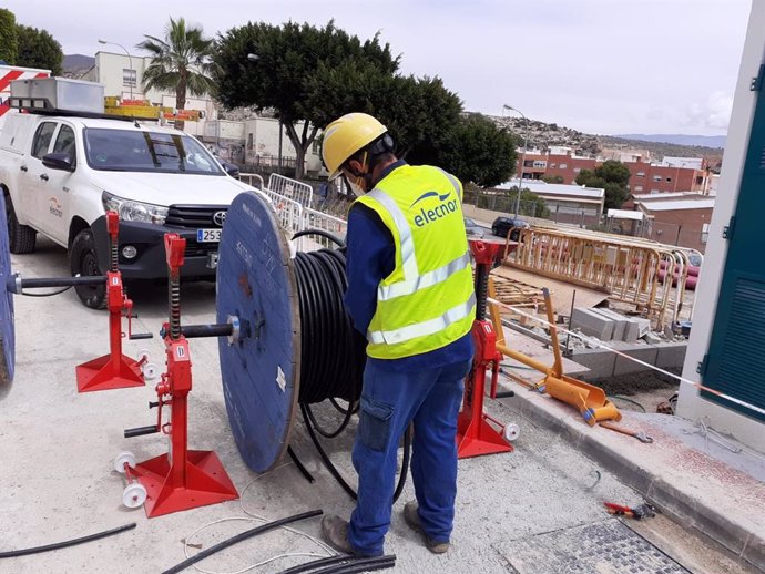 Archivo - Un operario de Endesa trabaja en la mejora de la red en Almería