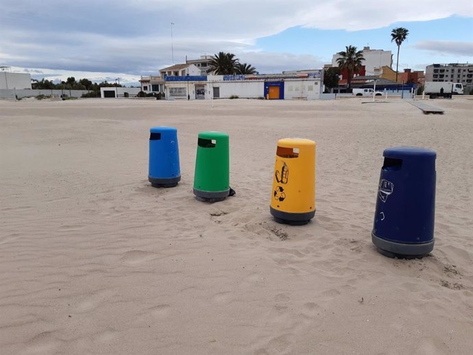 Archivo - Papeleras de reciclaje en una playa.