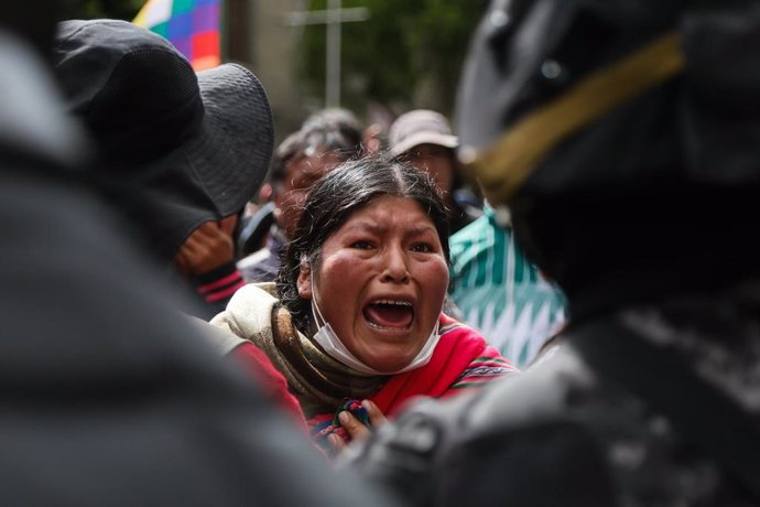 Archivo - Una seguidora de Evo Morales en una manifestación en Bolivia.