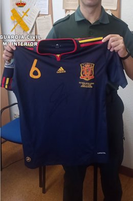 Camiseta de Iniesta robada de una exposición de Camargo