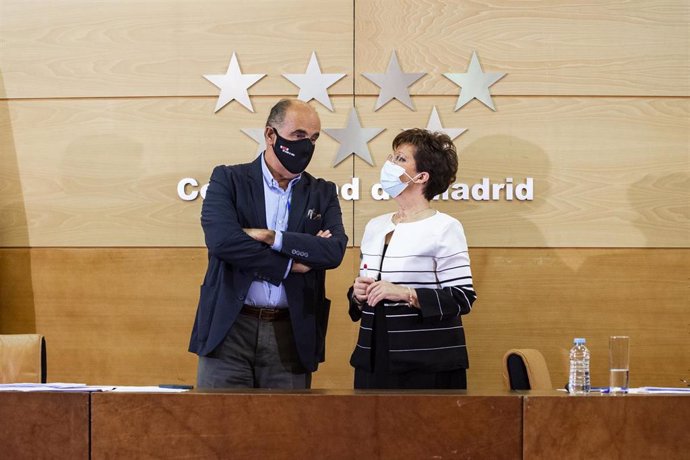 El viceconsejero de Asistencia Sanitaria y Salud Pública de la Comunidad de Madrid, Antonio Zapatero, junto a la directora general de Salud Pública, Elena Andradas