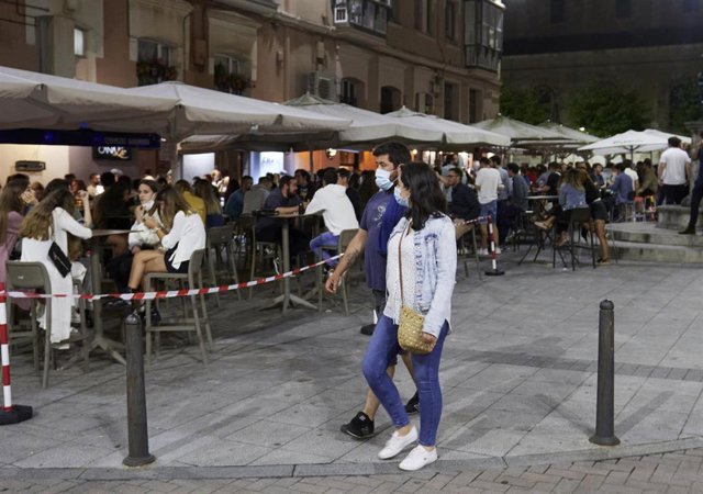 Ambiente en una calle de bares de Santander
