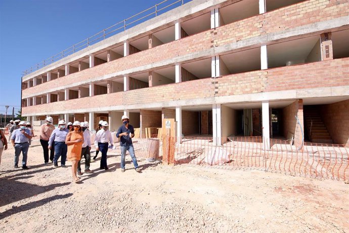 La presidenta del Govern, Francina Armengol, durante una visita a unas obras de una promoción de 54 VPO en Inca.